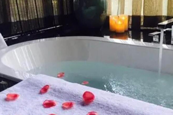 成都武侯区水疗池中的失重冥想:当身体学会漂浮